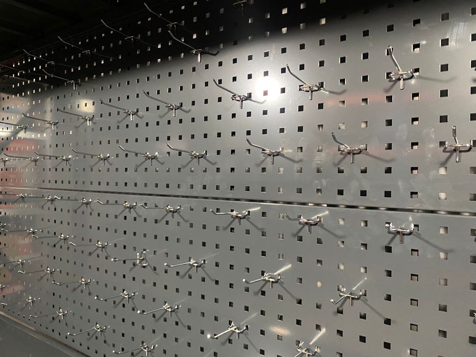 Универсален метален стелаж / стелажи с 4 нива и перфориран гръб