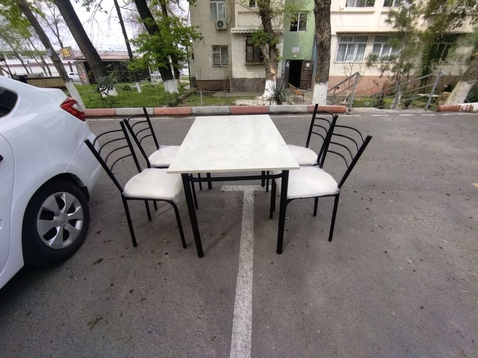 Кухонный стол с четырьмя стульями 870.000