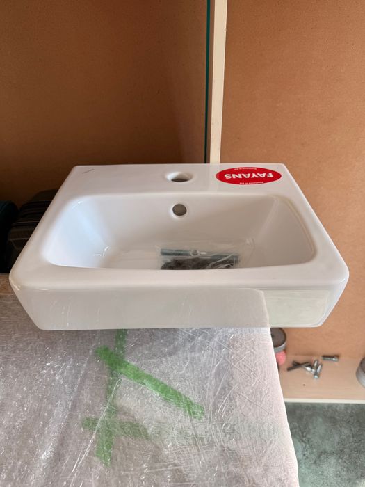 Нови мивки и шкафове за баня / тоалетна