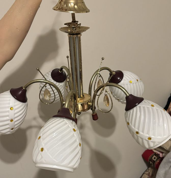 Продам люстрю.