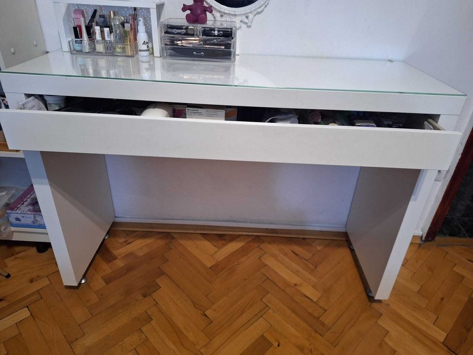 Продавам бяла тоалетна масичка, напълно запазена,