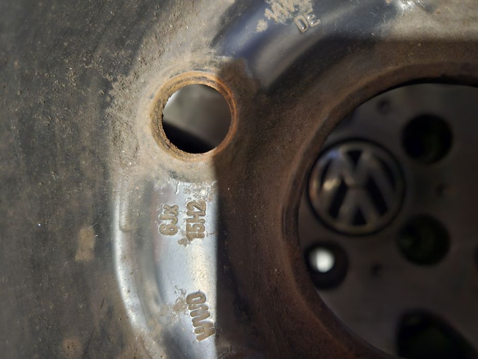 Метални оригинални джанти със зимни гуми на тях