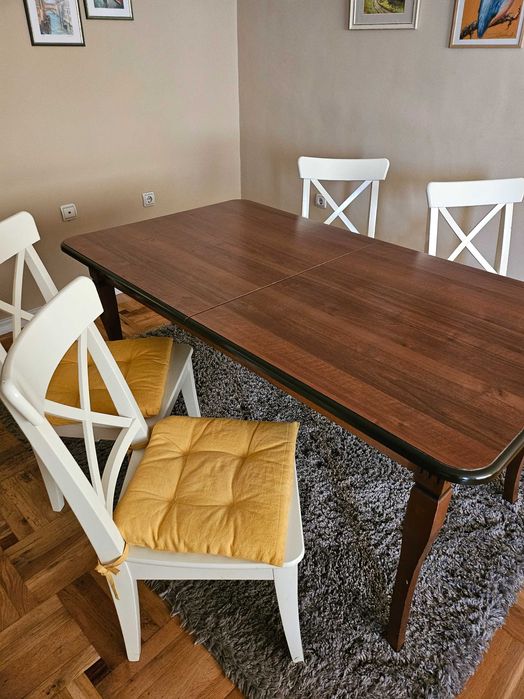 Трапезна маса със столове