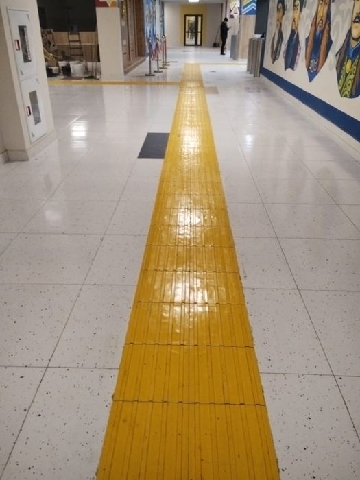 Стелим тактильные плитки улечные и внутреные