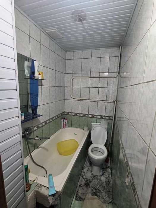 Sotiladi 1/1/4 kvartira Yunusobod 7 kvartal, AQSH elchixonasi oldida.