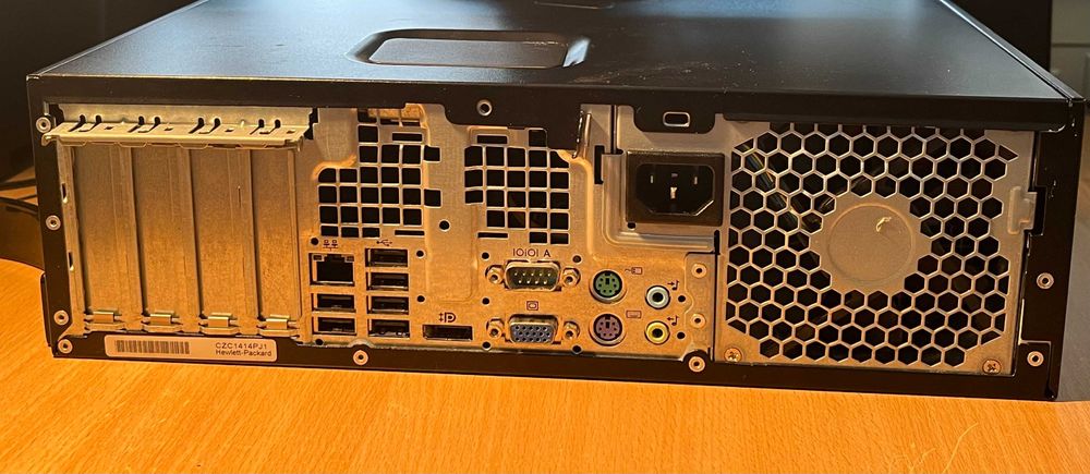 Настолен компютър HP Compaq с монитор, клавиатура и мишка