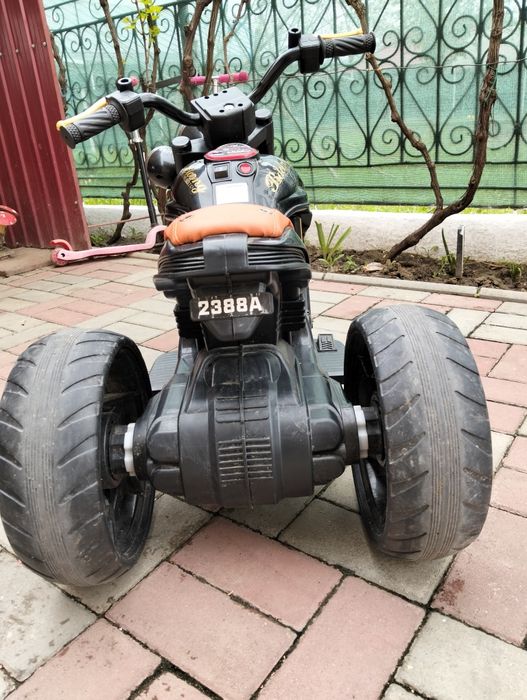 Motocicleta electrică tip"chopper"