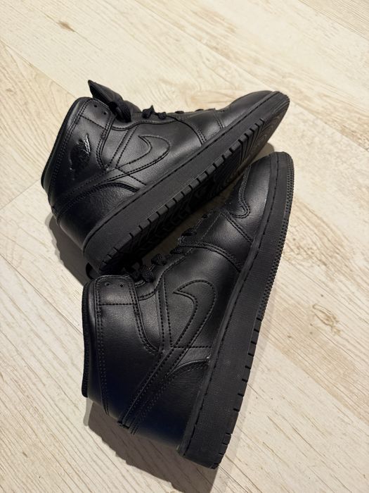 Юношески маратонки  NIKE 554725 Air Jordan 1 Mid- Кожени-Черни- Uk:5,5