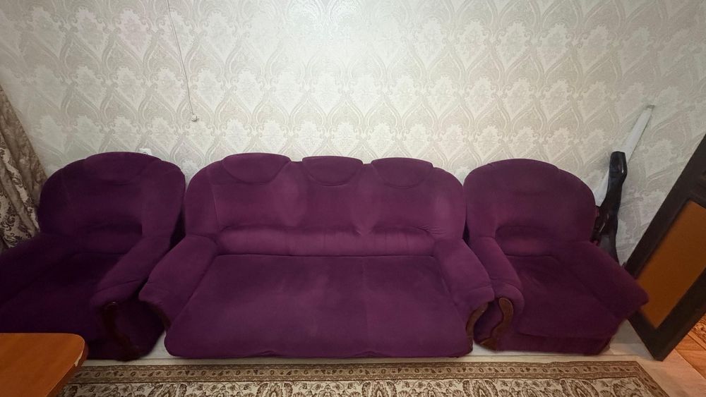 Продается диван вместе с 2 креслами.