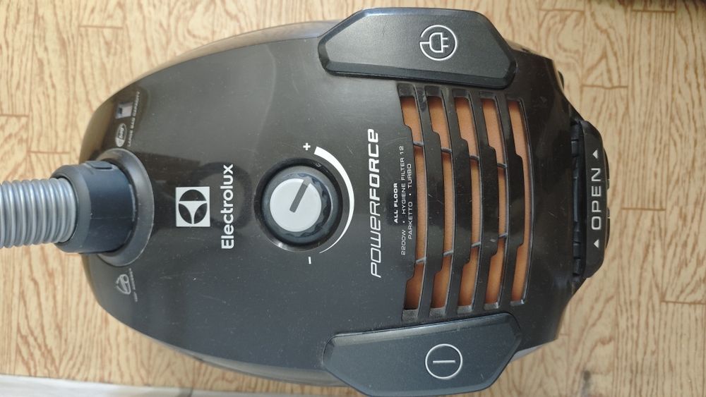 Пылесос Electrolux ZPF2220 с мешками