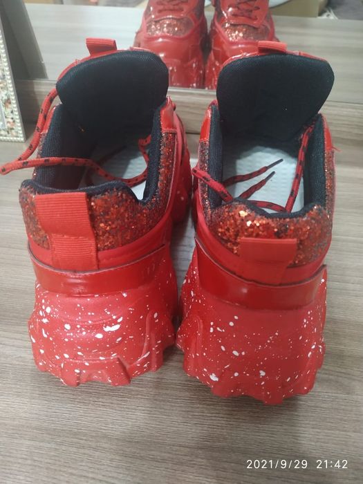 Продам кроссовки ..