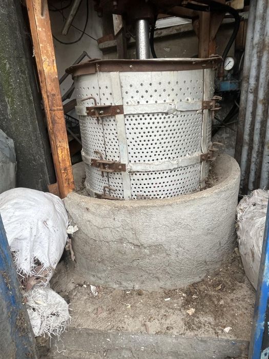 Хидравлична преса двойно действаща с МАСЛЕНА СТАНЦИЯ