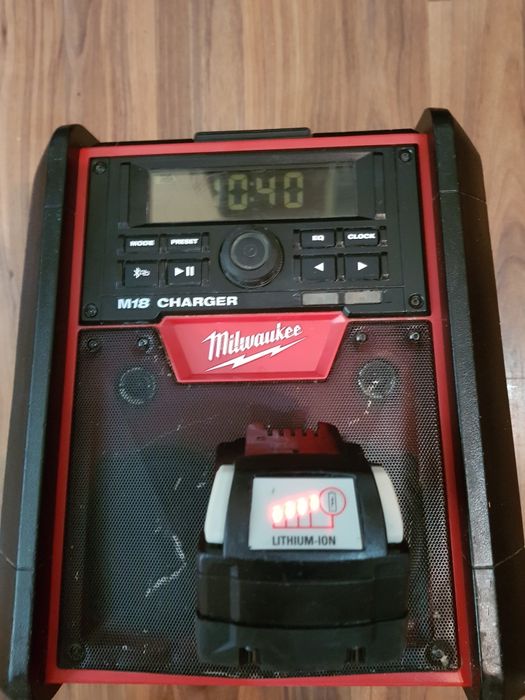 Radio Milwaukee M18 charger