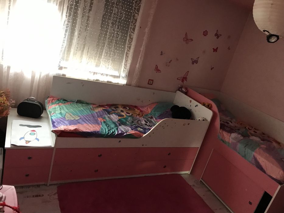 Мебели за детска стая;две креватчета с матрак,Гардероб,може и ламината