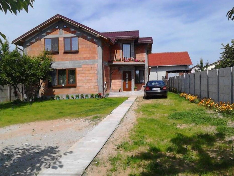 Vind casa zona damila la intrare in carter.