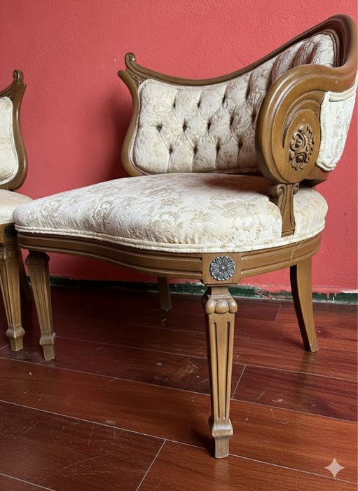 Чифт изискани винтидж столове в стил Луи XVI – Капитониран дизайн