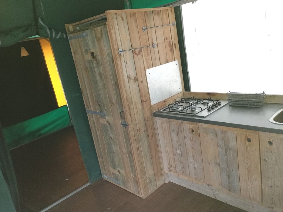 Бунгало от метална конструкция, венил и декинг