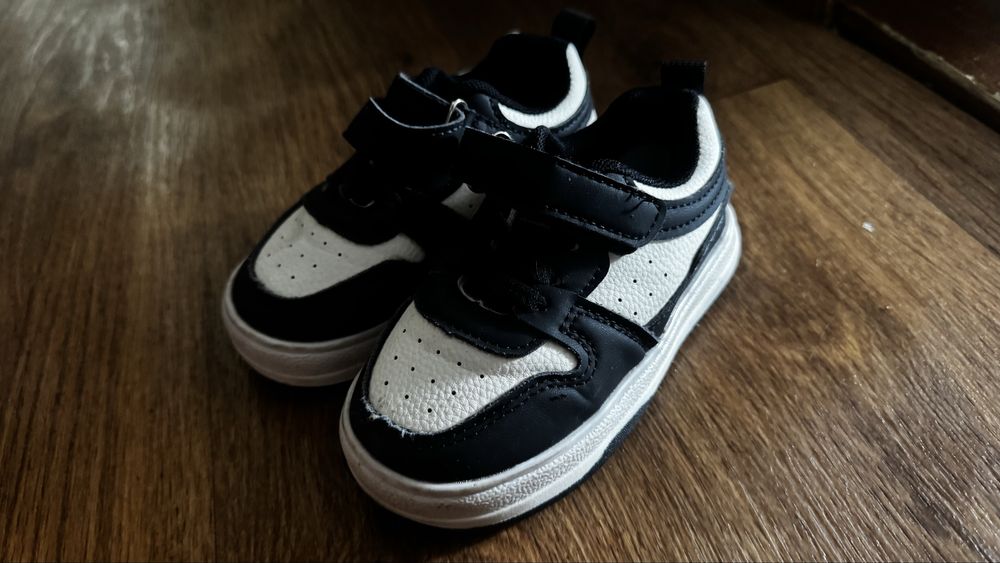 Продам десткую обувь