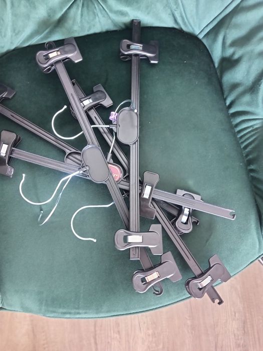 Vând 100 umerașe cu clips