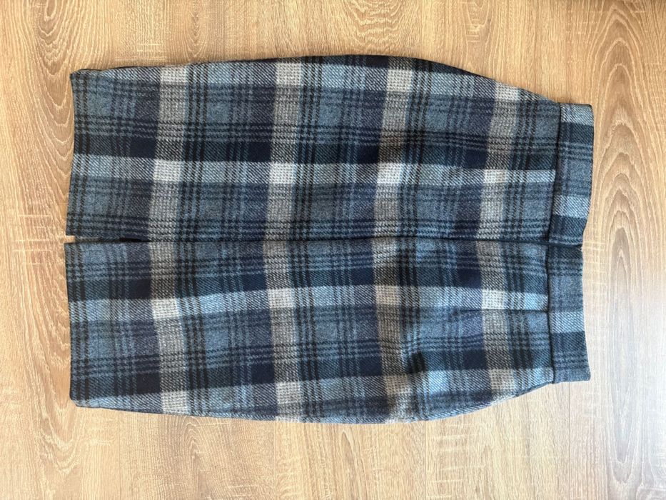 Права вълнена пола Vzaro . Само прана. С висока талия