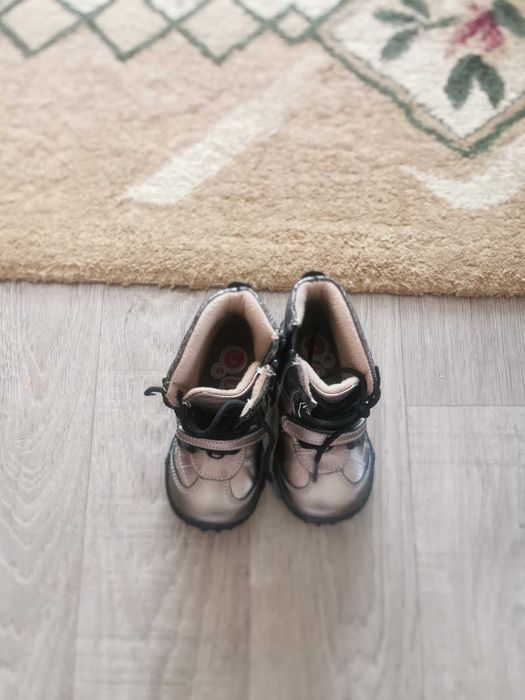 Продам детскую обувь