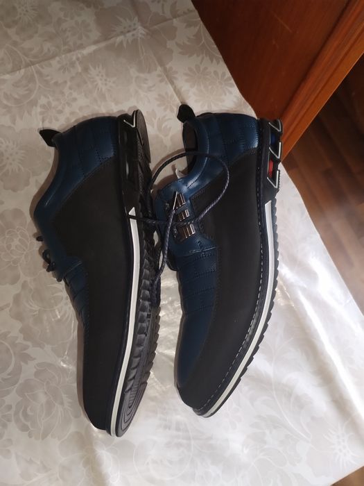 Vând pantofi de bărbați casual noi