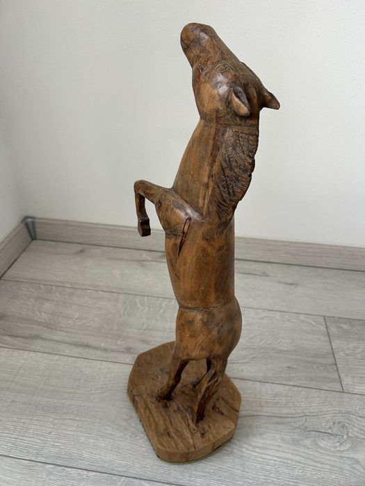 Cal sculptat din lemn