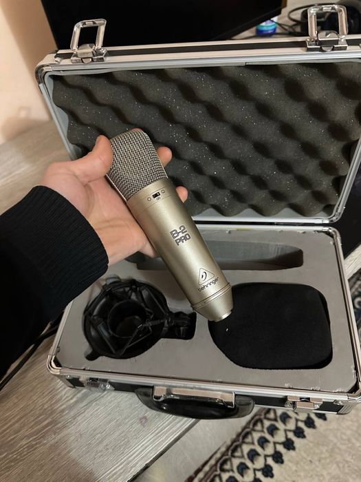 Studiya mikrafoni va zvuk karta