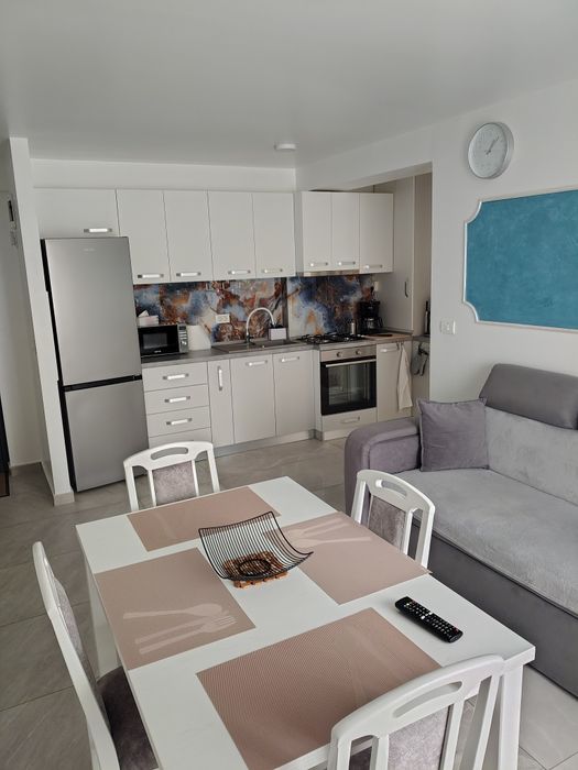 Închiriez apartament cu 2 camere