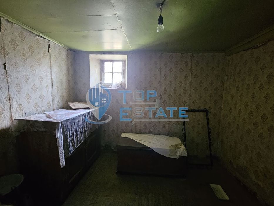 Тухлена здрава къща с кладенец в село Долна Липница