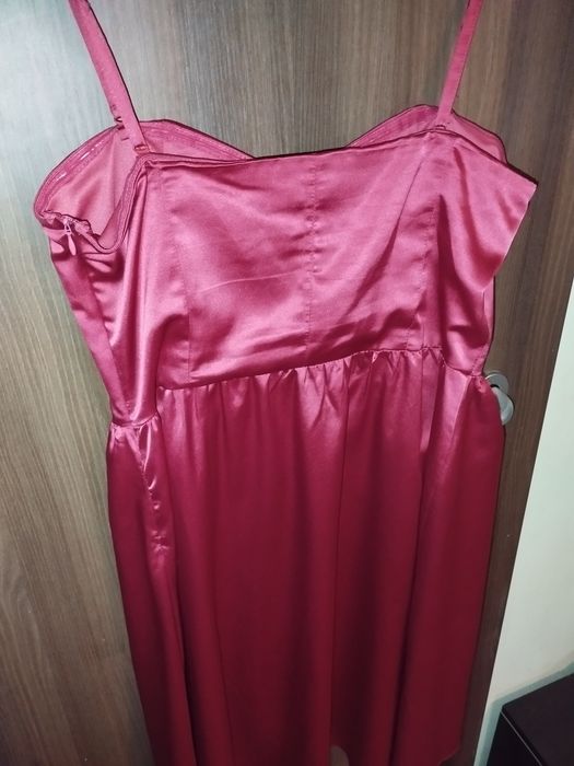 Червена сатенена рокля