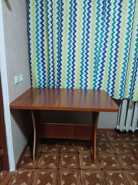 Продаёться кухнный стол с стульями