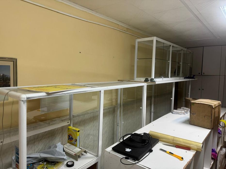 Продается витрина для магазина, аптеки