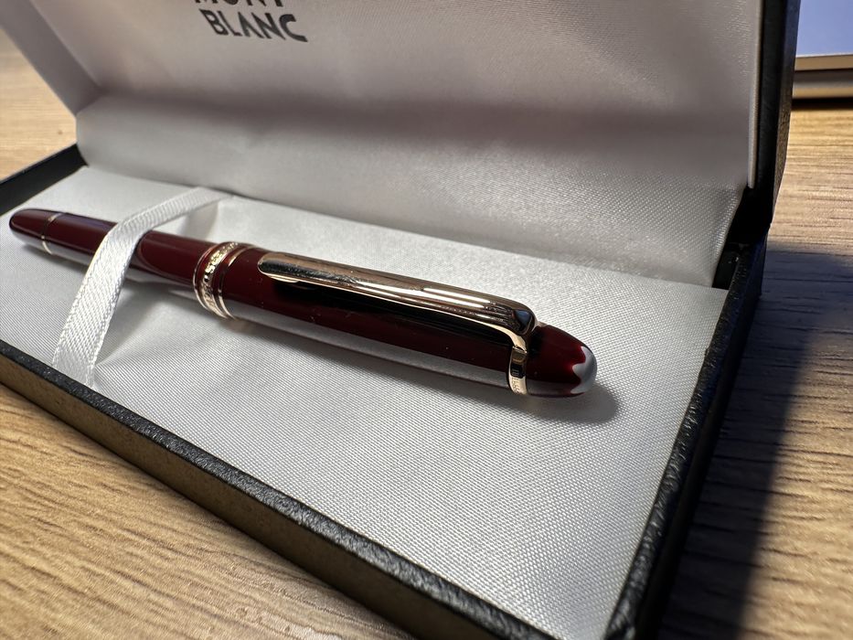 Stilou Mont Blanc visiniu, penita aurie si argintie, fountain pen