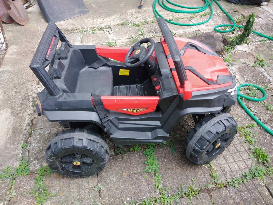 Продавам джип акумулаторен  с родителски контрол червен