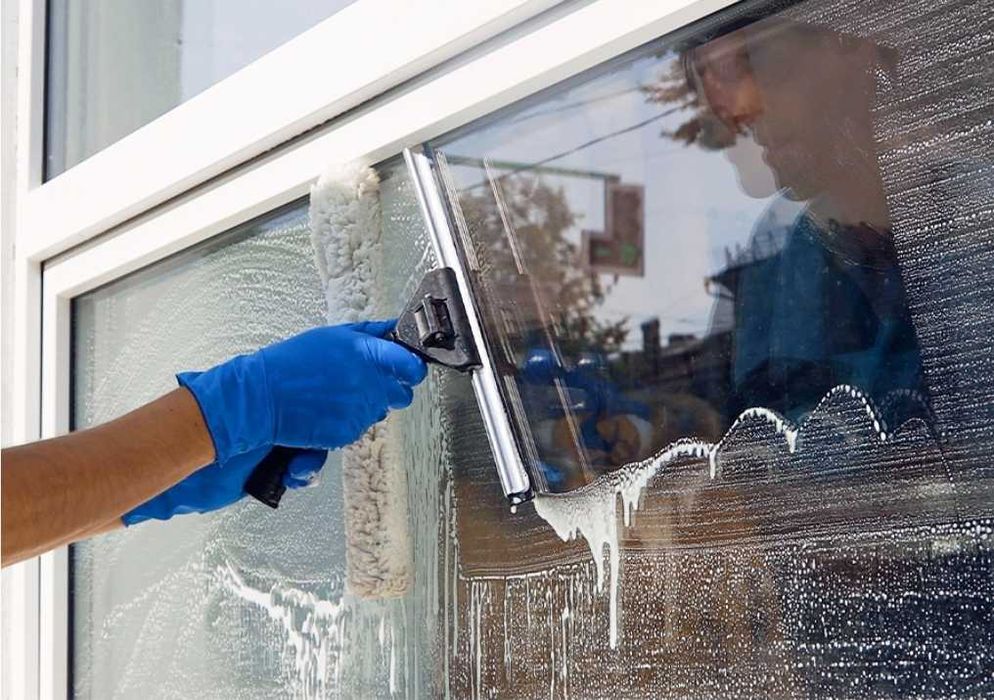 Servicii de curatare si spalare geamuri interior/exterior