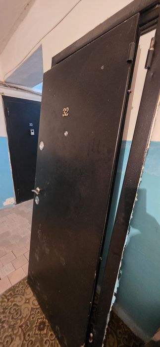 Продам металлическую дверь