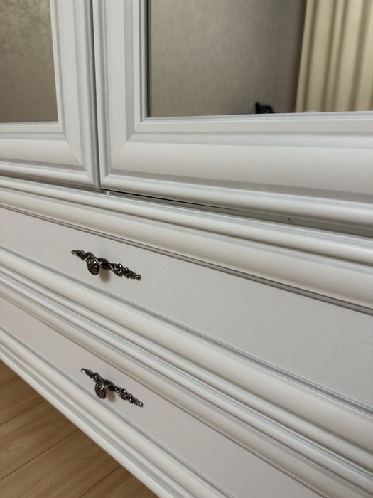 Белый альпийский шкаф