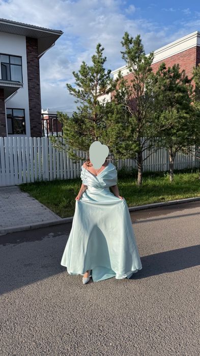 Голубое нарядное платье