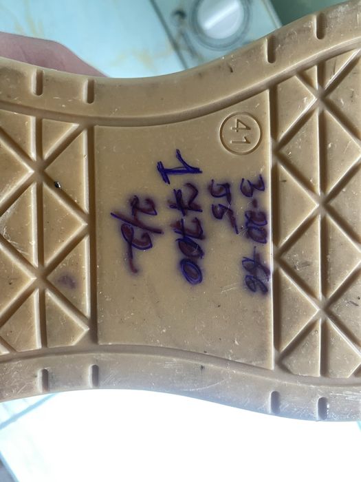 аяқ киім сатылады