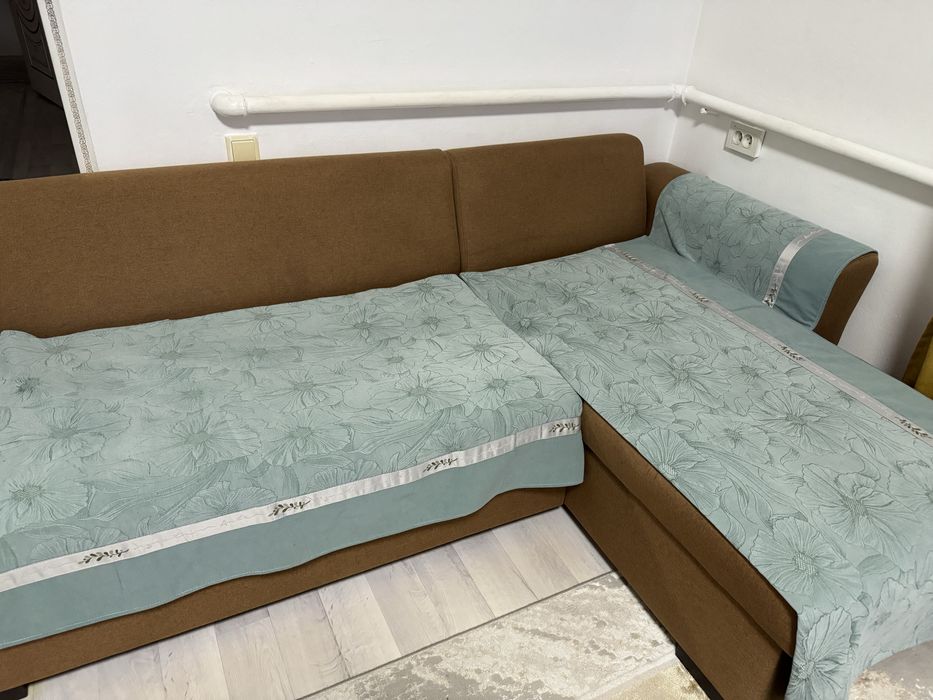 Диван коричневый