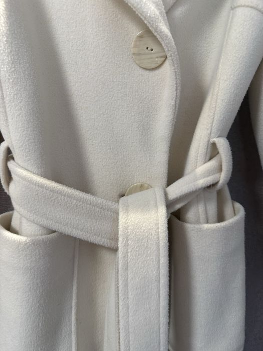 Бяло-кремаво палто.