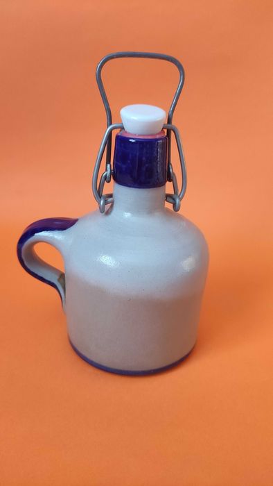 Малка керамична каничка с порцеланова запушалка и телена дръжка