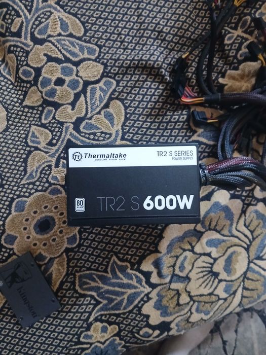 Vand monitor si sursa si placa de geiming  si  pe tote le vand