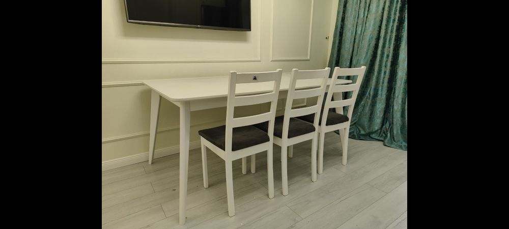 Продам стол массив белый