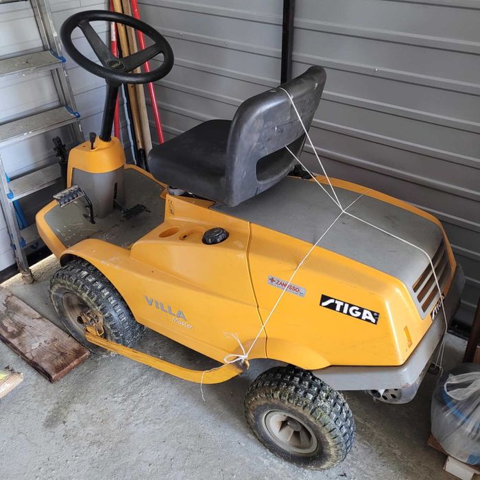 Vand tractoras de tuns iarba / gazonul marca Stiga Villa Master