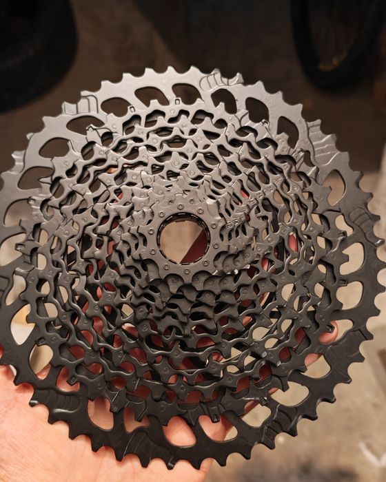 Pinioane 10- 52 t plus butuc Sram