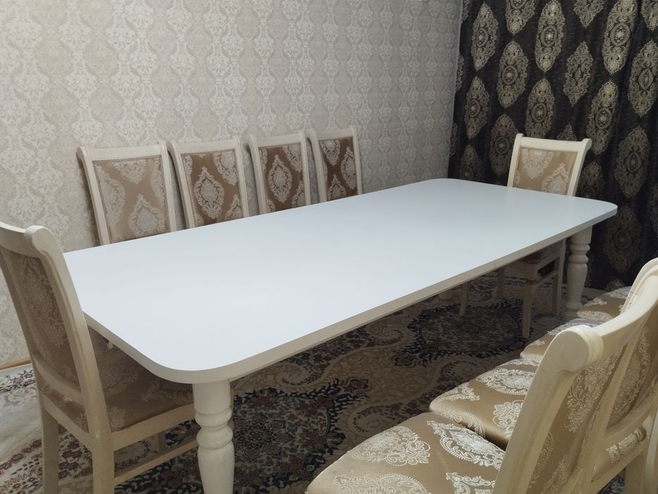 Продам стол в гостинную