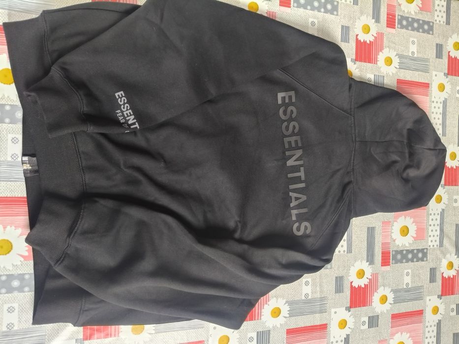 Vând bluza essentials cu fermoar și gluga