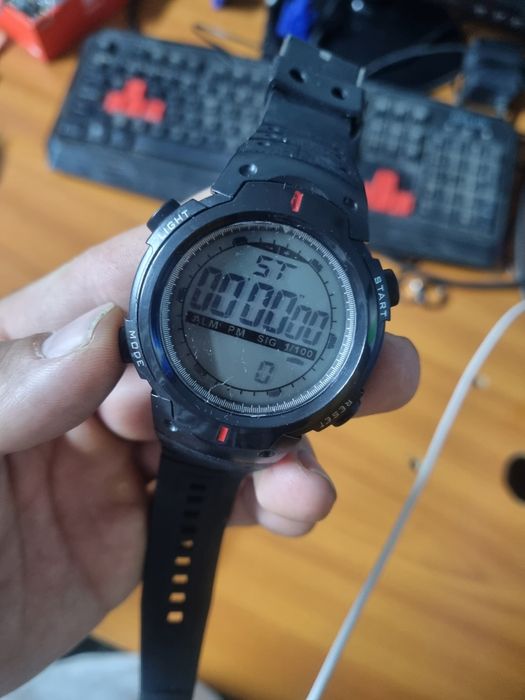 Новые спортивные часы водонепроницаемые